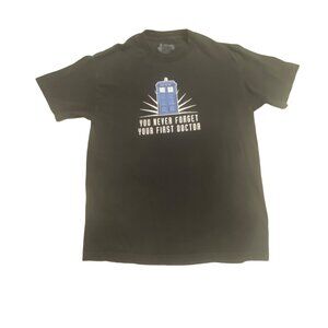 Doctor Who T-Shirt "You‎ Never Forget Your First Doctor" ThinkGeek